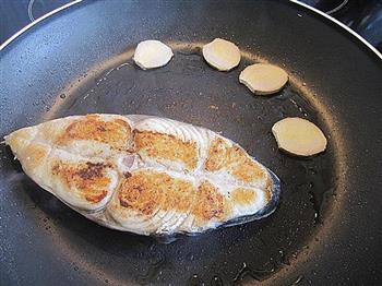 姜葱煎焗马鲛鱼的做法步骤5