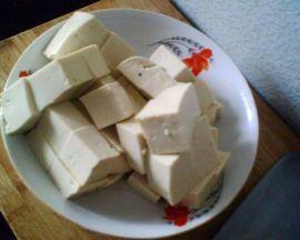 虾皮炖豆腐的做法步骤2