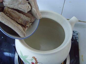 莲藕玉米排骨汤的做法步骤3