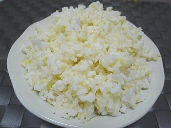 西生菜蛋炒二米饭的做法步骤1