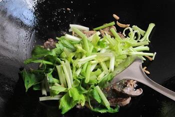 芹菜鸭肝盖汤面的做法图解7
