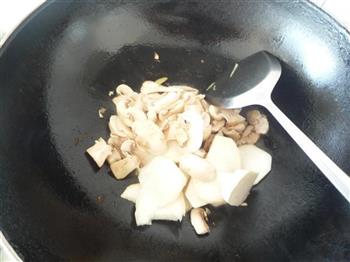 蘑菇炒肉片的做法步骤8