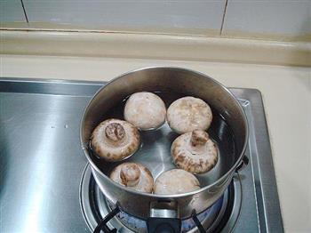 蘑菇酱拌墨汁面的做法步骤5