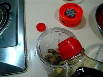 蘑菇酱拌墨汁面的做法步骤6
