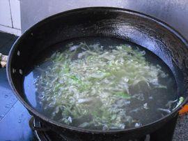 白菜丝热汤面的做法步骤6