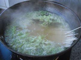 白菜丝热汤面的做法步骤7