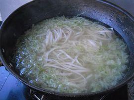 白菜丝热汤面的做法步骤9