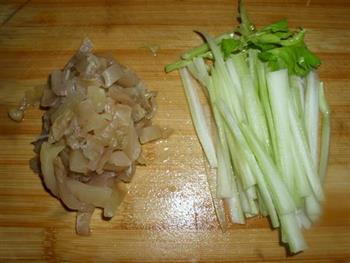 咸菜西芹炒牛肉的做法步骤1