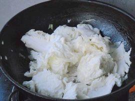 白菜炖粉条的做法步骤3