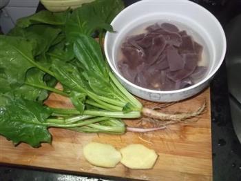 菠菜猪肝汤的做法步骤1