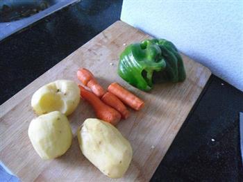 青椒胡萝卜土豆片的做法图解1