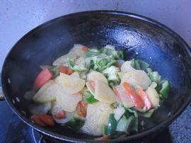 青椒胡萝卜土豆片的做法步骤10