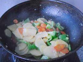青椒胡萝卜土豆片的做法步骤11