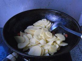 青椒胡萝卜土豆片的做法步骤6