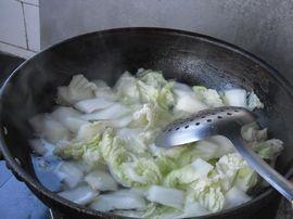 五花肉炒白菜片的做法步骤4