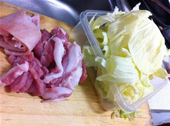 猪肉圆白菜炖粉条的做法步骤1
