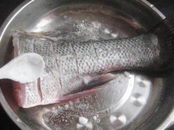 椒盐香煎海鲈鱼的做法步骤2