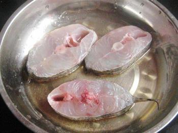 椒盐香煎海鲈鱼的做法步骤3