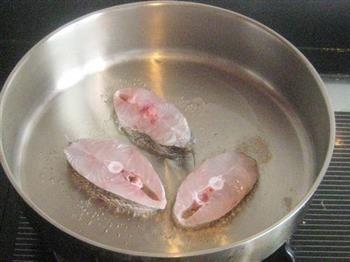 椒盐香煎海鲈鱼的做法步骤4