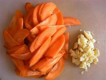 胡萝卜炒洋葱的做法步骤1