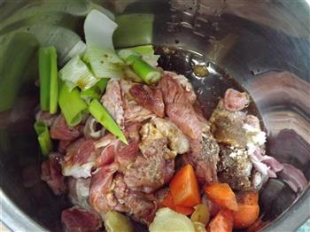 番茄牛肉炖土豆的做法步骤2