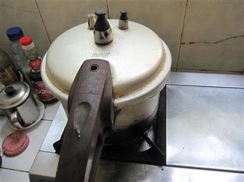高压锅版盐焗鸡腿的做法步骤7