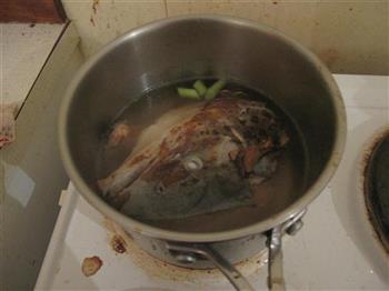 萝卜片鱼头汤的做法步骤5
