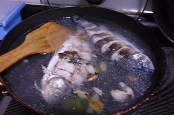 鲜美鱼汤手工面的做法步骤4