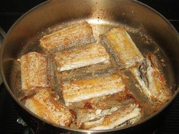 芝麻辣酱烧带鱼的做法步骤3