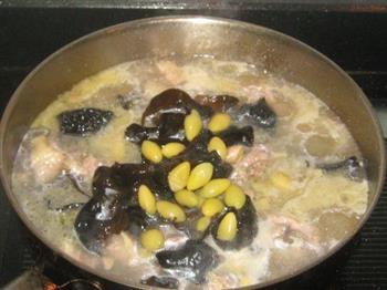 黑木耳白果炖鸡汤的做法步骤6