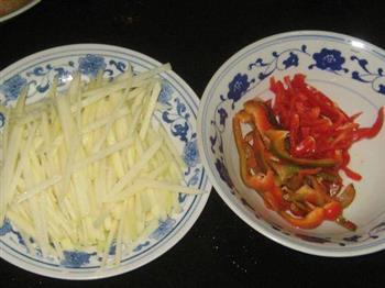 红椒丝炒土豆丝的做法步骤1