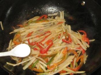 红椒丝炒土豆丝的做法步骤5