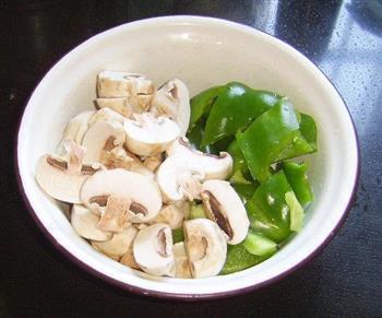蘑菇青椒炒猪肝的做法步骤4