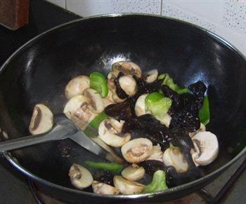 蘑菇青椒炒猪肝的做法步骤6