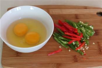 辣椒炒鸡蛋的做法步骤2