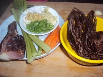 茶树菇炒腊肉的做法步骤1