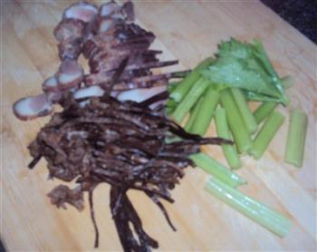 茶树菇炒腊肉的做法步骤2