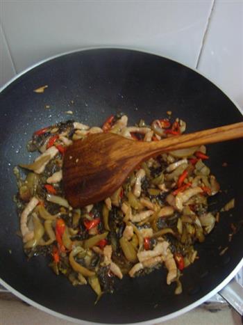 酸菜炒肉丝的做法步骤8