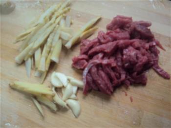 竹笋泡椒炒牛肉的做法步骤2