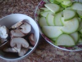 西葫芦香菇炒肉片的做法步骤2