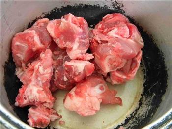 猪脊骨玉米莲藕汤的做法步骤1
