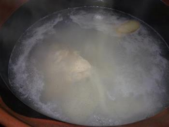 香菇鸡肉皮蛋粥的做法步骤2