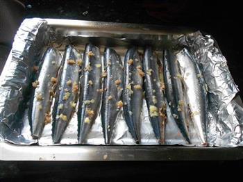 蒜烤秋刀鱼的做法步骤4