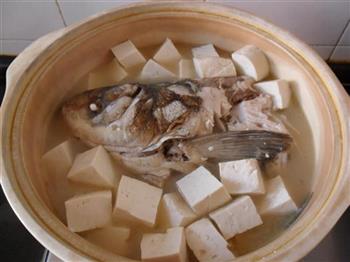 蟹味菇鱼头豆腐煲的做法步骤10