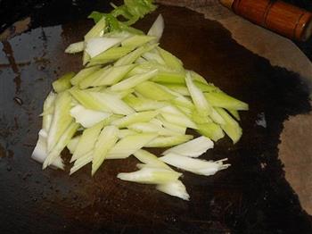 芹菜炒东风螺肉的做法步骤2