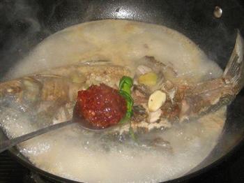 红油豆瓣酱烧鳊鱼的做法步骤4