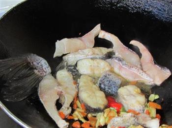 咸菜煮鱼尾的做法图解9