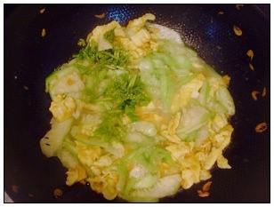 虾皮丝瓜炒鸡蛋的做法步骤7
