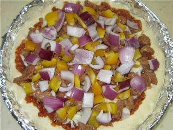 洋葱彩椒牛肉披萨的做法步骤12