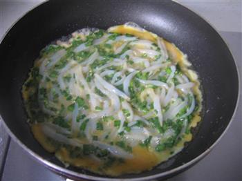 银鱼韭菜炒蛋的做法步骤5